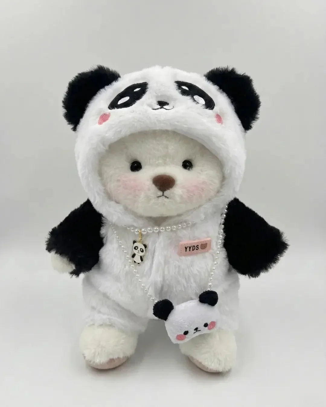 Ručně vyráběný prémiový medvídek s vyměnitelnými oblečky – FluffyCuddle