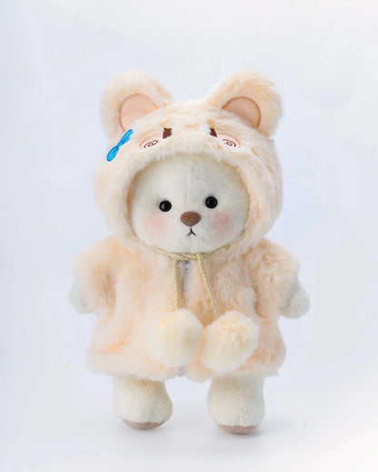 Ručně vyráběný prémiový medvídek s vyměnitelnými oblečky – FluffyCuddle