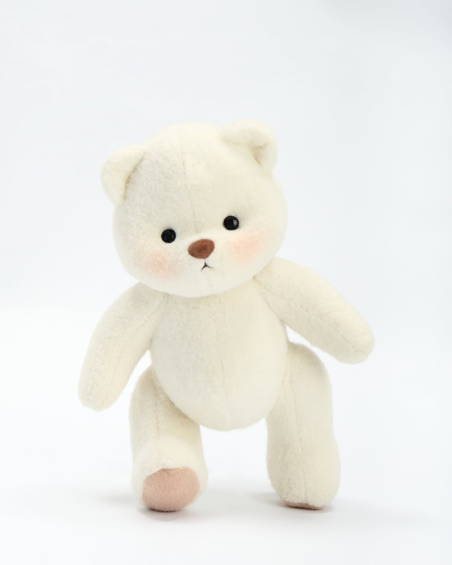 Ručně vyráběný prémiový medvídek s vyměnitelnými oblečky – FluffyCuddle
