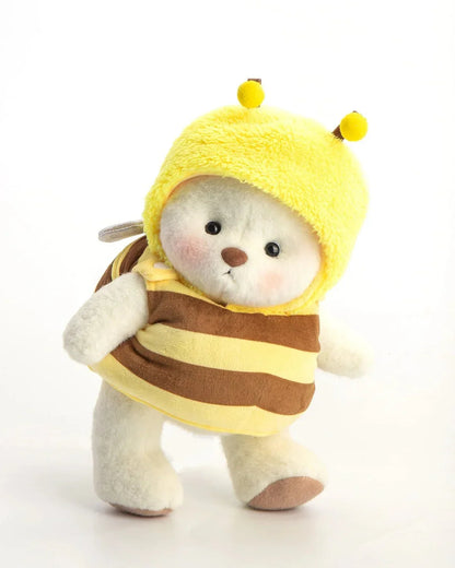 Ručně vyráběný prémiový medvídek s vyměnitelnými oblečky – FluffyCuddle