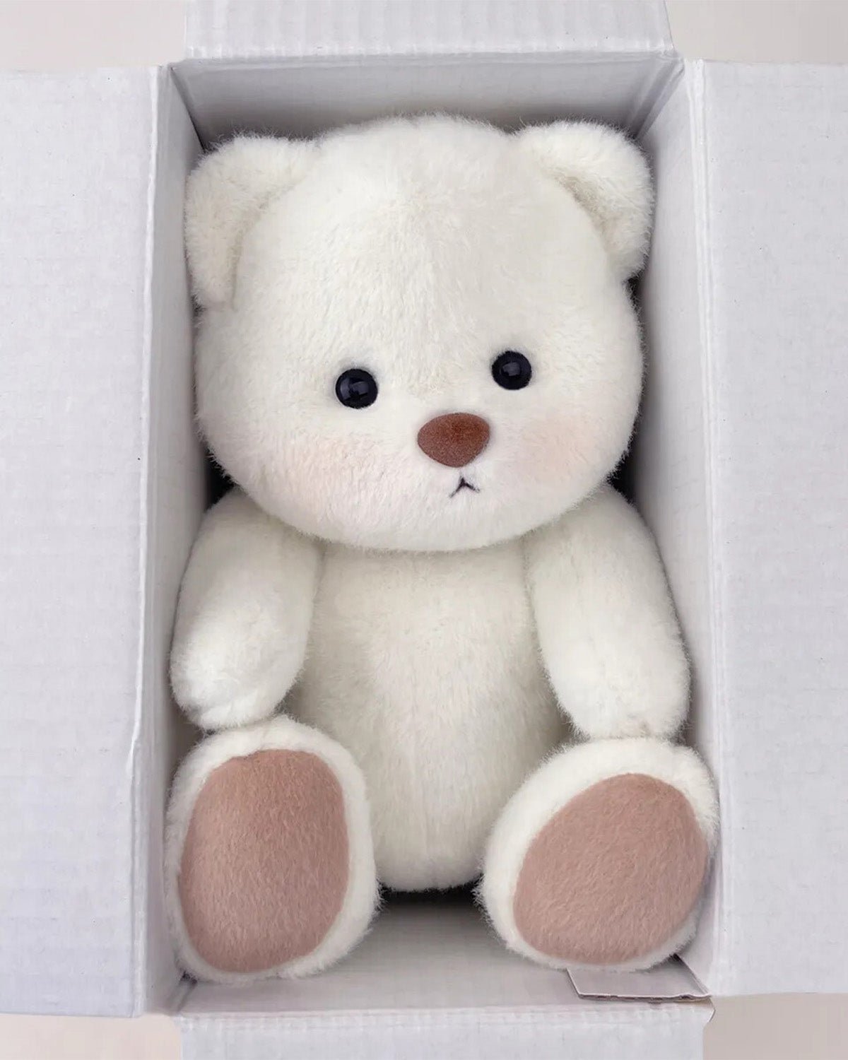 Ručně vyráběný prémiový medvídek s vyměnitelnými oblečky – FluffyCuddle