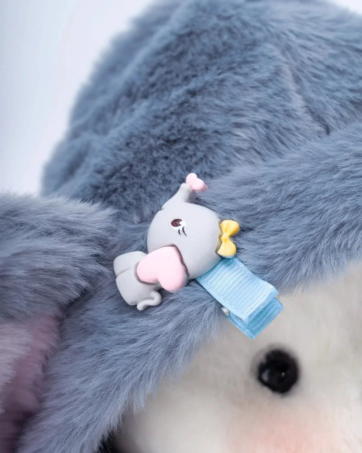 Ručně vyráběný prémiový medvídek s vyměnitelnými oblečky – FluffyCuddle