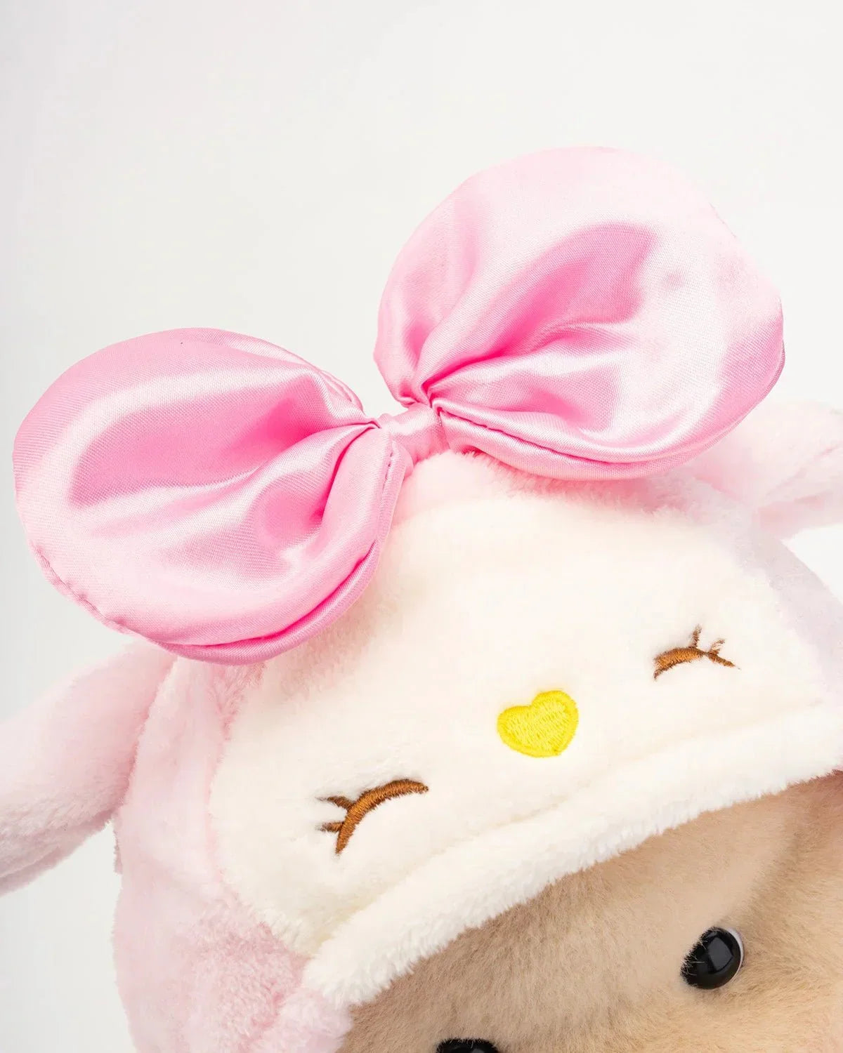 Ručně vyráběný prémiový medvídek s vyměnitelnými oblečky – FluffyCuddle