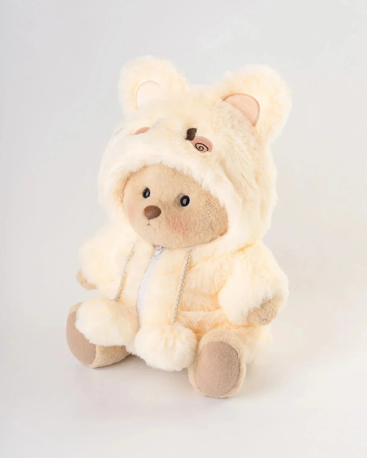 Ručně vyráběný prémiový medvídek s vyměnitelnými oblečky – FluffyCuddle
