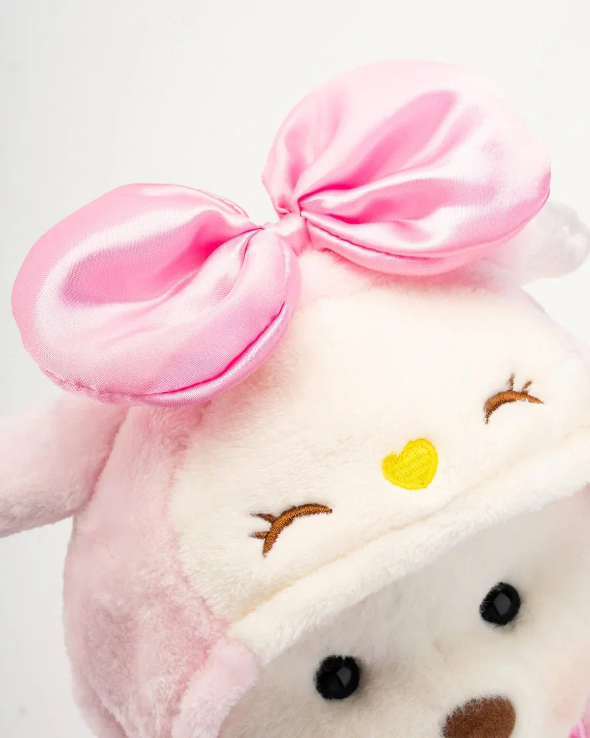 Ručně vyráběný prémiový medvídek s vyměnitelnými oblečky – FluffyCuddle