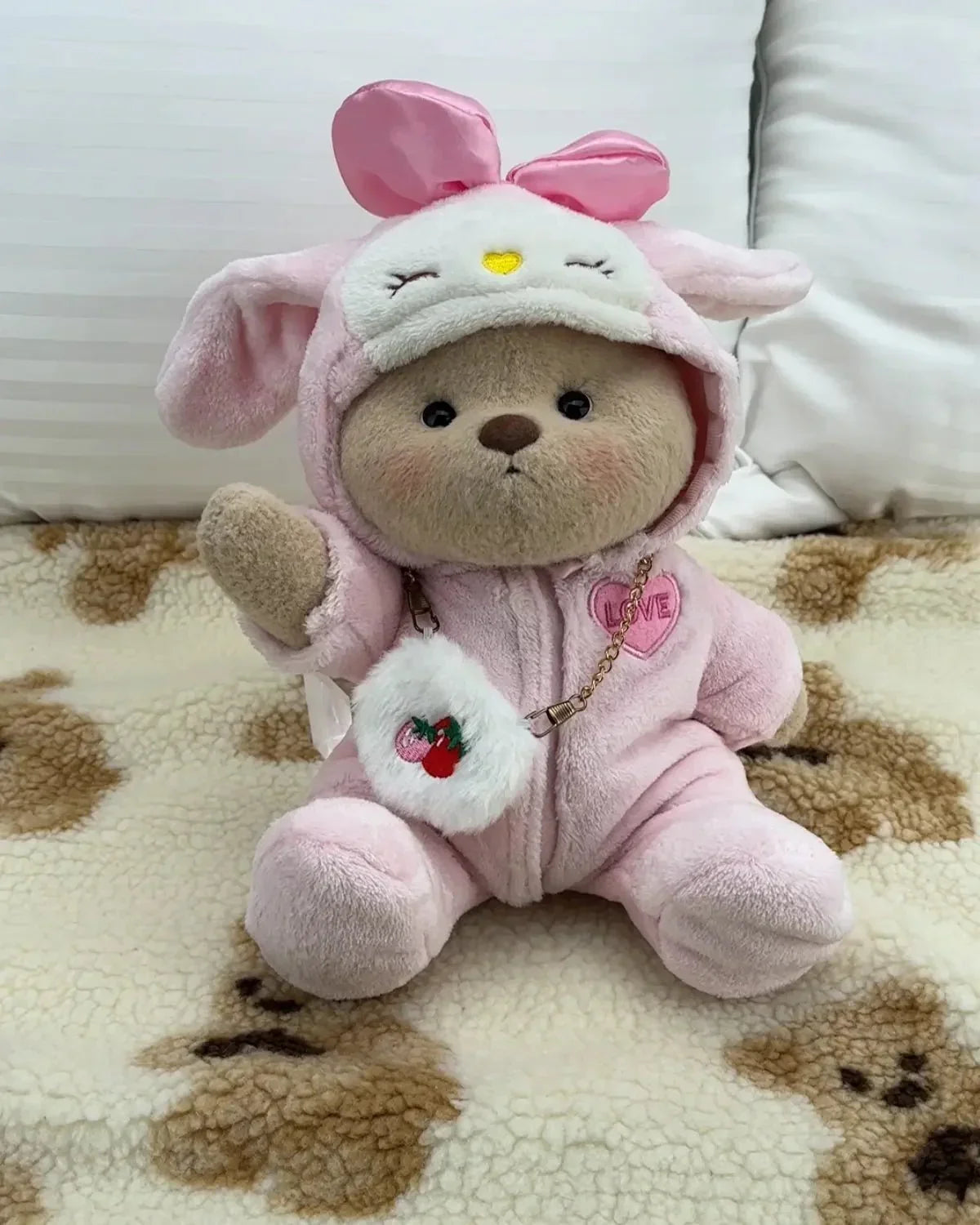 Ručně vyráběný prémiový medvídek s vyměnitelnými oblečky – FluffyCuddle