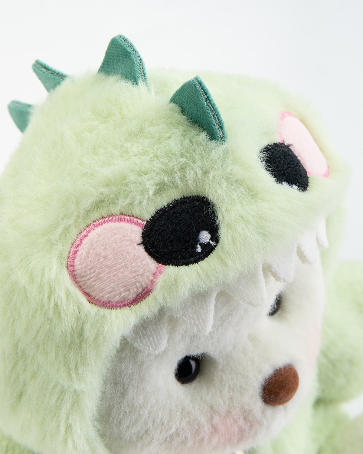 Ručně vyráběný prémiový medvídek s vyměnitelnými oblečky – FluffyCuddle