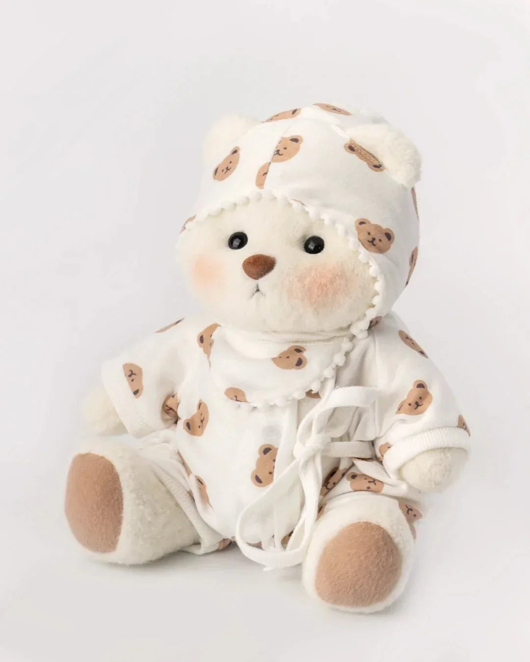 Ručně vyráběný prémiový medvídek s vyměnitelnými oblečky – FluffyCuddle