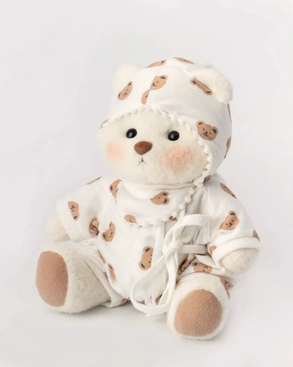 Ručně vyráběný prémiový medvídek s vyměnitelnými oblečky – FluffyCuddle