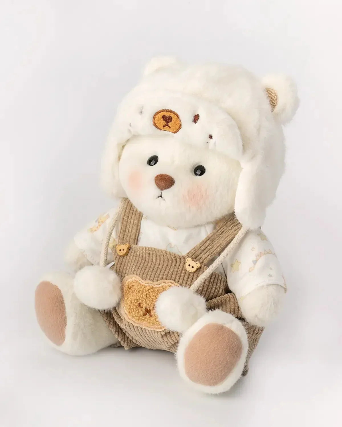 Ručně vyráběný prémiový medvídek s vyměnitelnými oblečky – FluffyCuddle