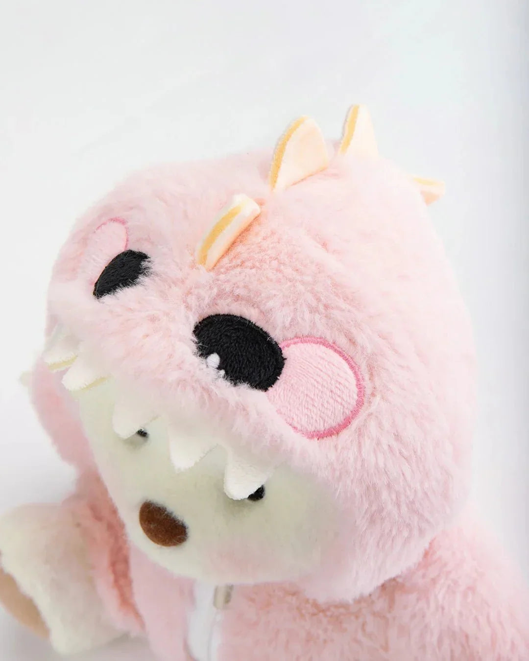 Ručně vyráběný prémiový medvídek s vyměnitelnými oblečky – FluffyCuddle