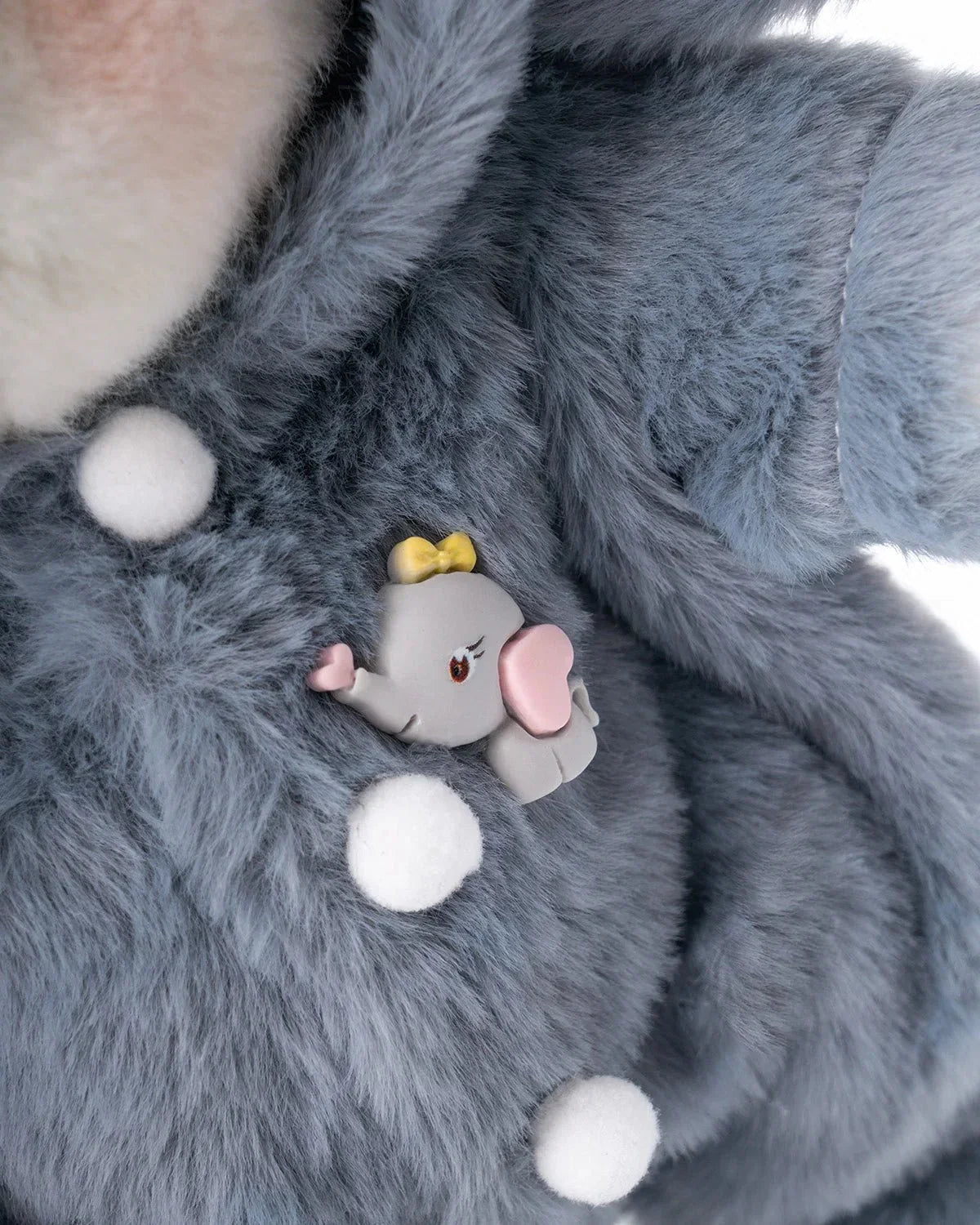 Ručně vyráběný prémiový medvídek s vyměnitelnými oblečky – FluffyCuddle