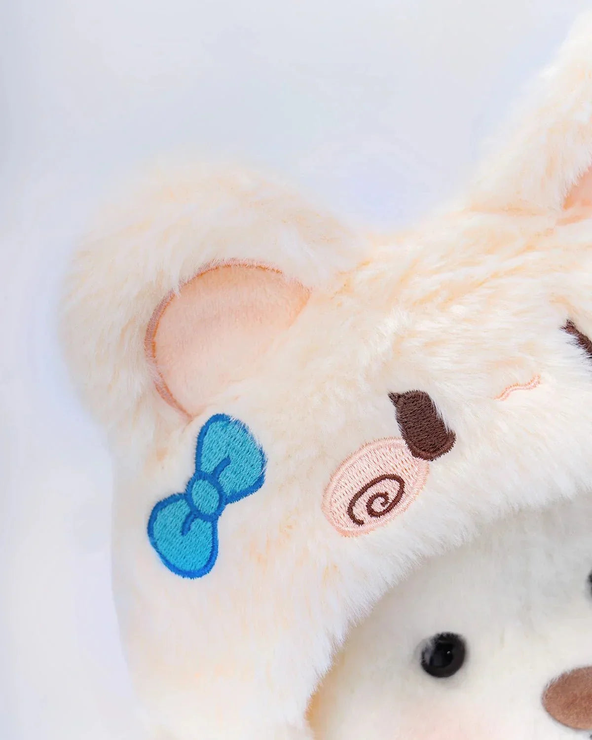 Ručně vyráběný prémiový medvídek s vyměnitelnými oblečky – FluffyCuddle