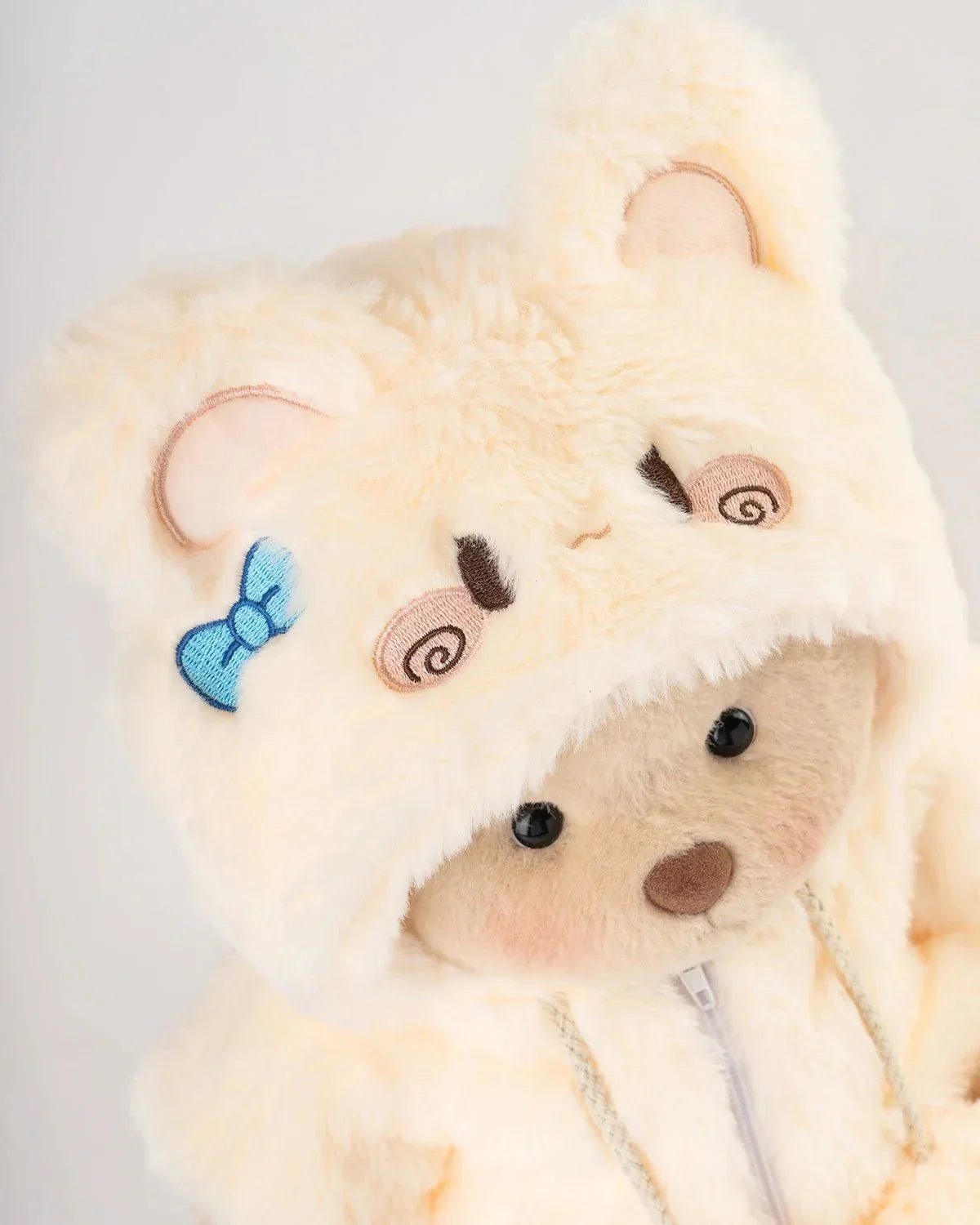 Ručně vyráběný prémiový medvídek s vyměnitelnými oblečky – FluffyCuddle