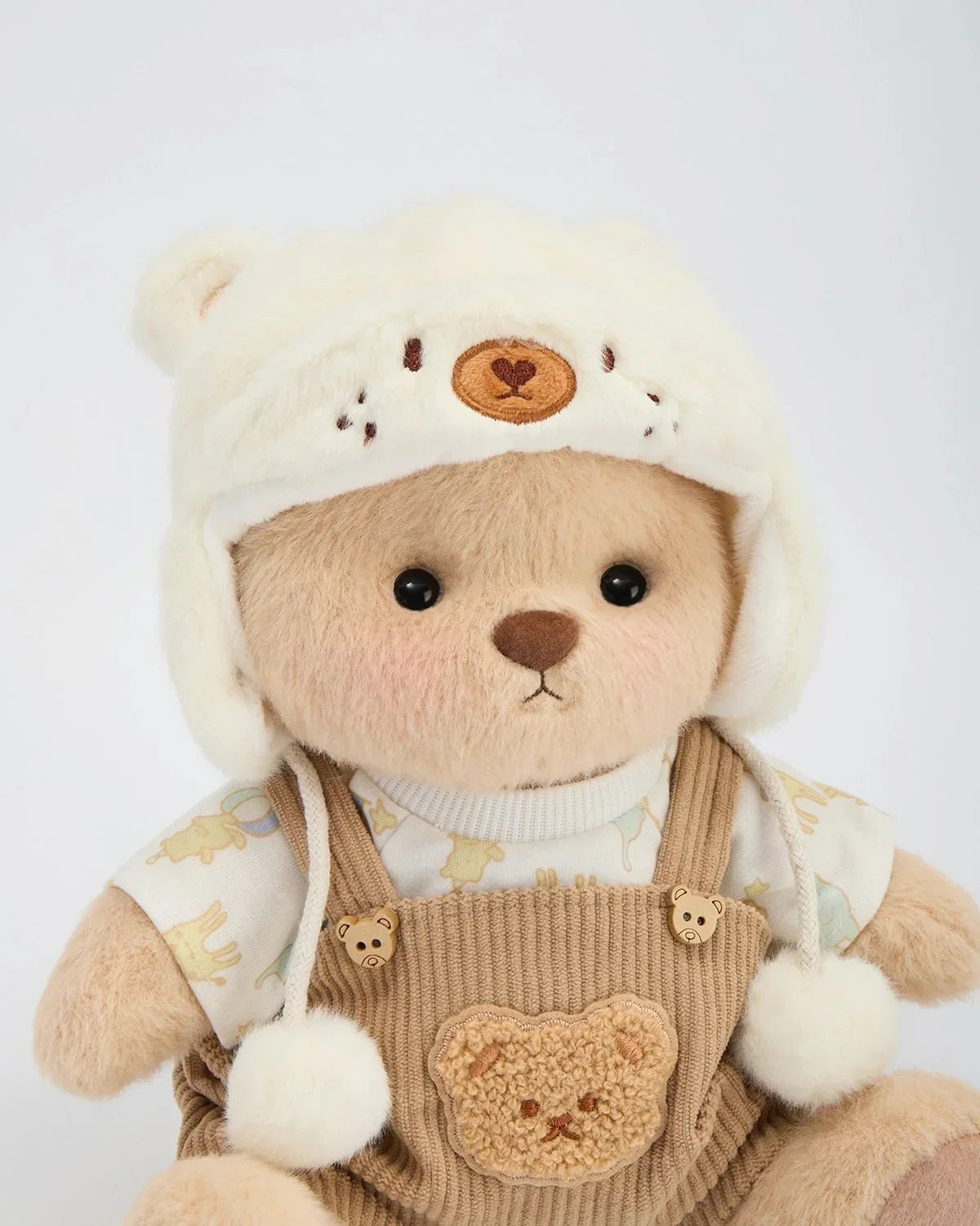 Ručně vyráběný prémiový medvídek s vyměnitelnými oblečky – FluffyCuddle