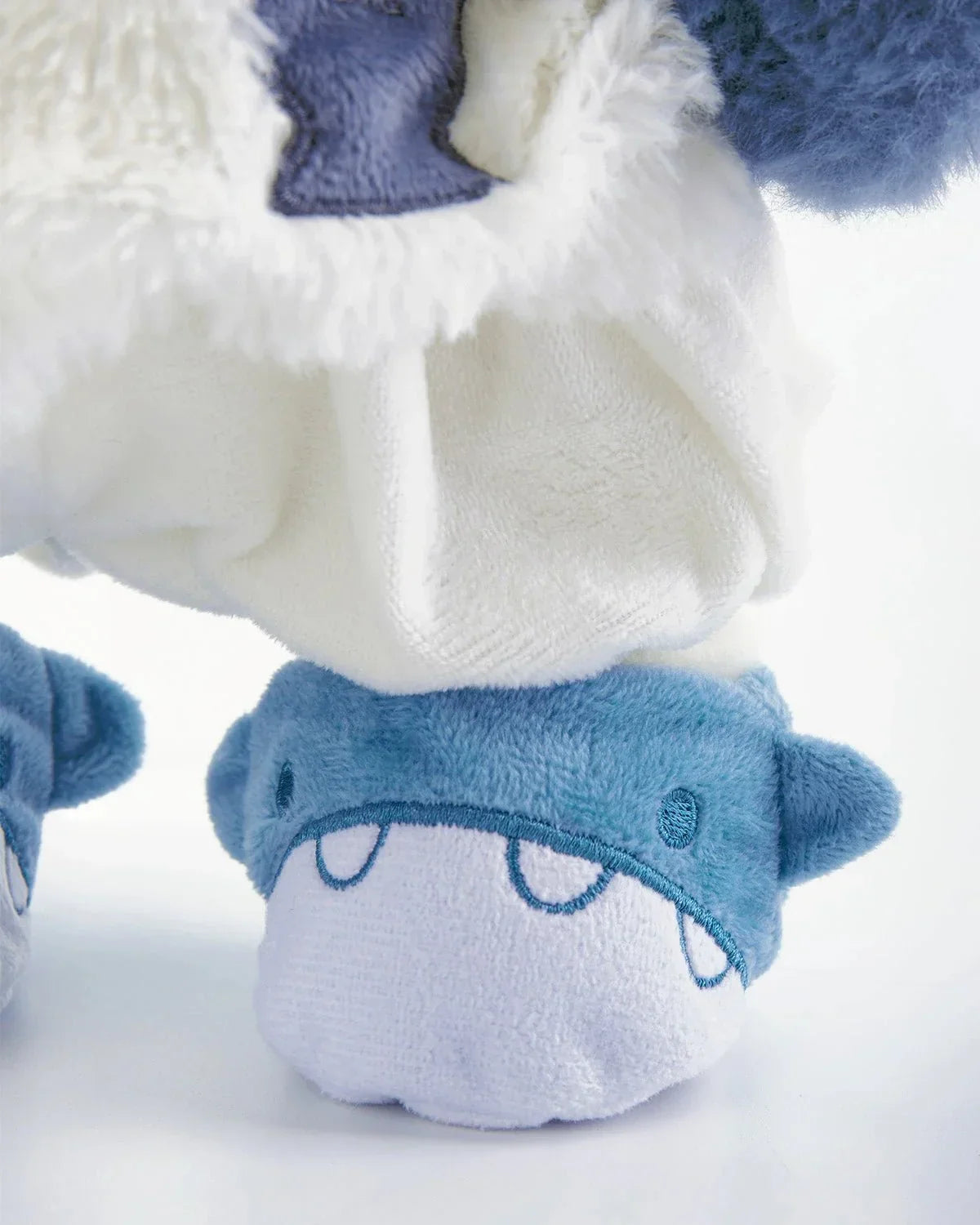 Ručně vyráběný prémiový medvídek s vyměnitelnými oblečky – FluffyCuddle