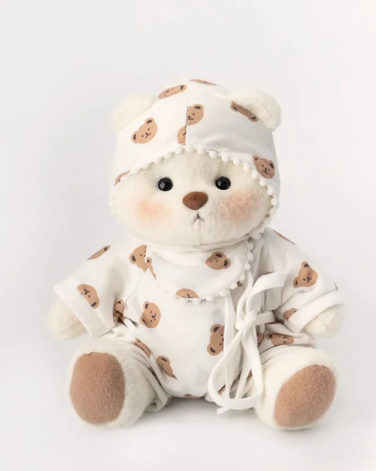 Ručně vyráběný prémiový medvídek s vyměnitelnými oblečky – FluffyCuddle