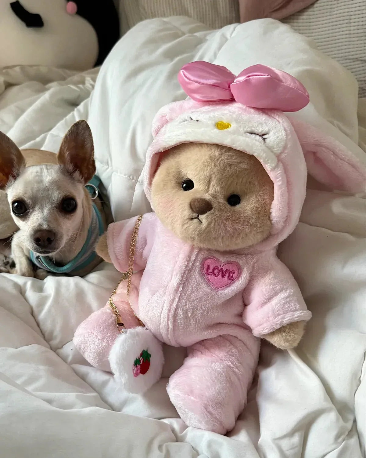 Ručně vyráběný prémiový medvídek s vyměnitelnými oblečky – FluffyCuddle