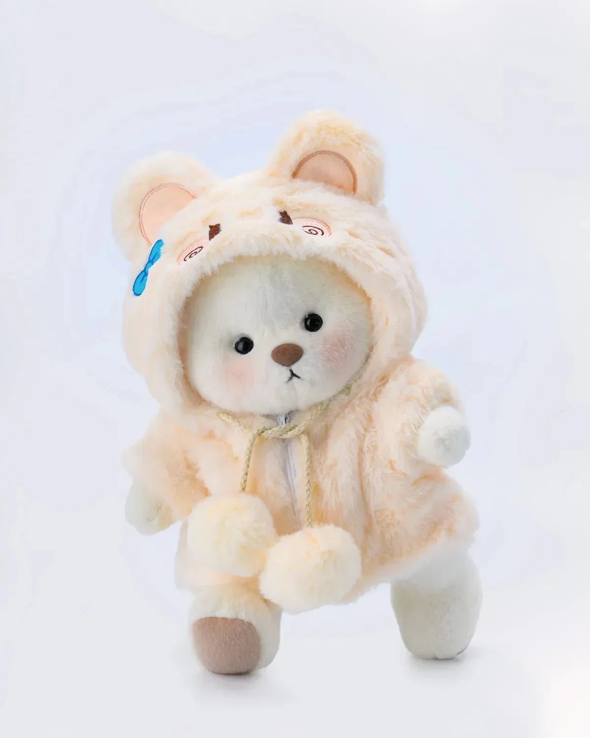 Ručně vyráběný prémiový medvídek s vyměnitelnými oblečky – FluffyCuddle