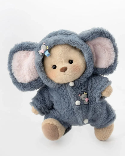 Ručně vyráběný prémiový medvídek s vyměnitelnými oblečky – FluffyCuddle