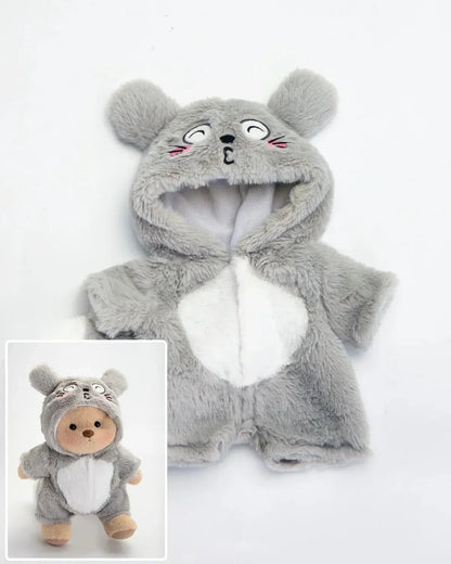 Ručně vyráběný prémiový medvídek s vyměnitelnými oblečky – FluffyCuddle